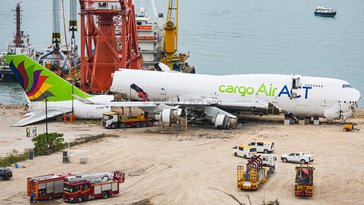 🔴 Nouvelles photos de l’épave du Boeing 747-400 Cargo d'AirACT accidenté à Hong-Kong.