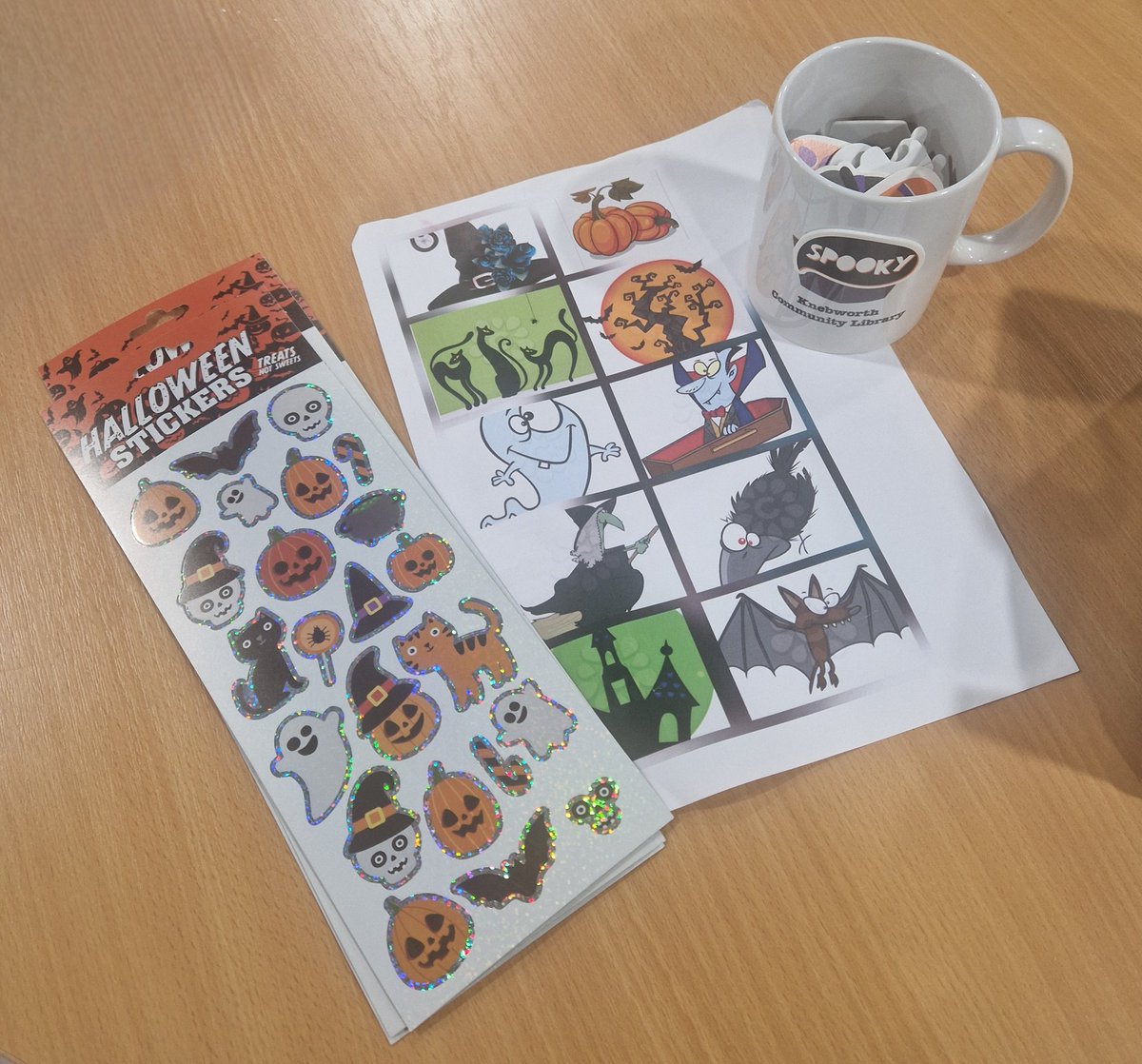 KnebCommLibrary's tweet image. Why not celebrate Halloween by popping into Knebworth Library &amp;amp; do our spooky character hunt or something colouring in

#Knebworthibrary #halloweenatthelibrary l