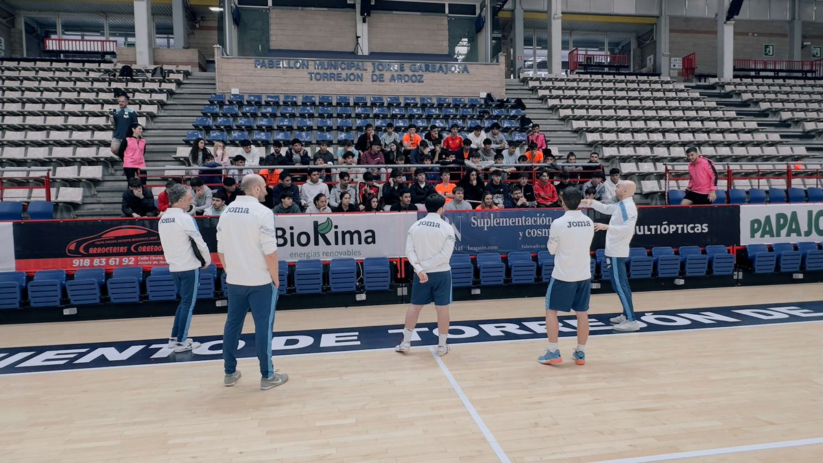 🔚 Al finalizar el entreno, el staff técnico interista aclaró todas las dudas de los alumnos del <a href="/TafadMadrid/">TAFADMadrid</a>.

💙 Los chicos conocieron de primera mano la metodología que se emplea día tras día en el club más laureado de la historia.

#MovistarInterFS #InteristaSoy💚💙