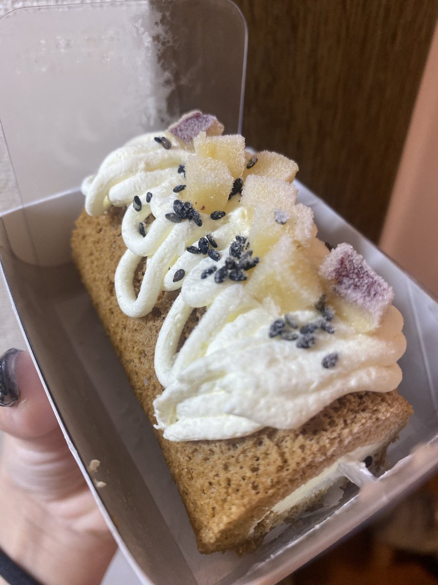 ロイくん１歳のお誕生日おめでとう🎂
生まれてきてくれてありがとう🥰

ヤンチャすぎて10枚に1枚しかピントあってる写真がありません🤣

今日は夜ご飯は手作りにして
後でケーキ食べようねえ🍰

新しいおもちゃでも遊ぼう🥏

かぼちゃのセットの中にはカップケーキとかおやつが入ってた🍪