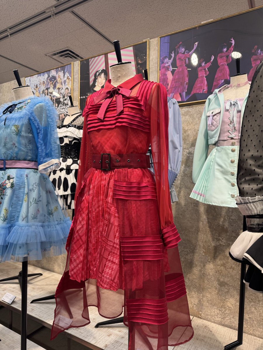 _ayaka1218's tweet photo. 先日、衣装展と舞台｢世界は密室でできている。｣に行かせて頂きました！！
改めて素敵な衣装を着させていただけてたことに感謝の気持ちと、エモいな〜という気持ちとで感慨深かったです✨️
そしてりんさんとまなかちゃんが演じてる姿が素敵すぎて、感動しました😭
良い刺激をもらった1日でした☺️ https://t.co/shIodRx1Ma