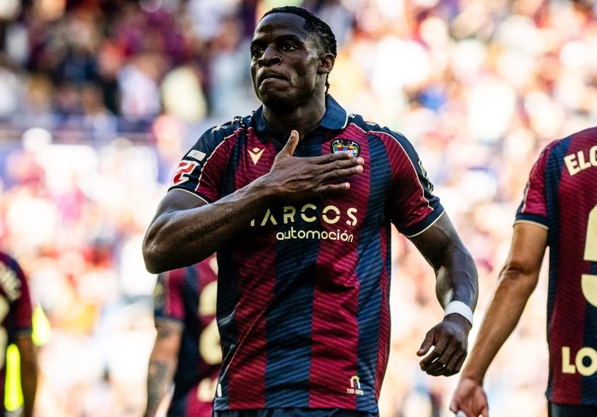 Etta Eyong mete prisa al <a href="/FCBarcelona/">FC Barcelona</a> porque quiere cerrar el fichaje por su siguiente equipo en el próximo mercado invernal antes de irse a la Copa África

▪️Desvela <a href="/mundodeportivo/">Mundo Deportivo</a> que la intención del delantero internacional camerunés de 22 años es firmar en enero por otro