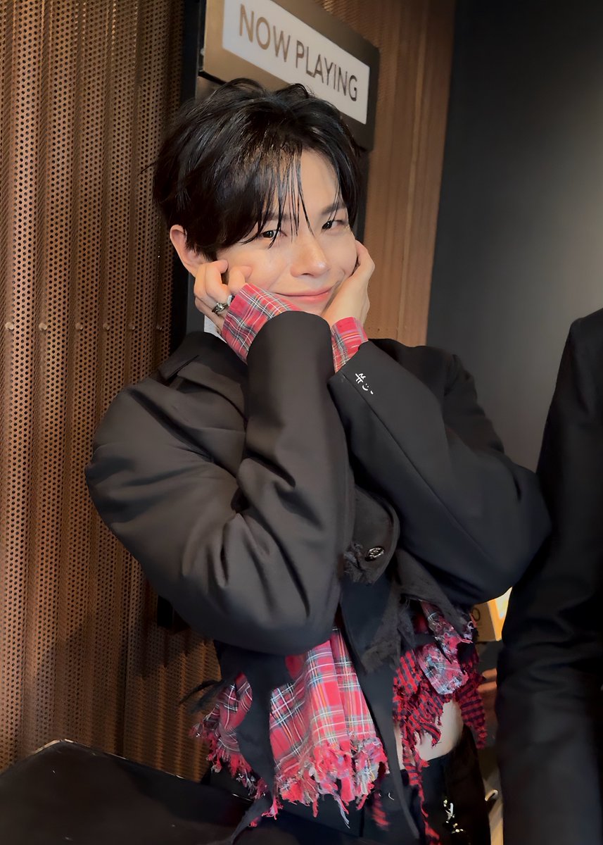 251030 선 발매 기념 음감회 #루시 #신예찬

예차니는 정말 유명한 꽃받침의 권위자야..
너무 이뿌ㅜㅜ🤍