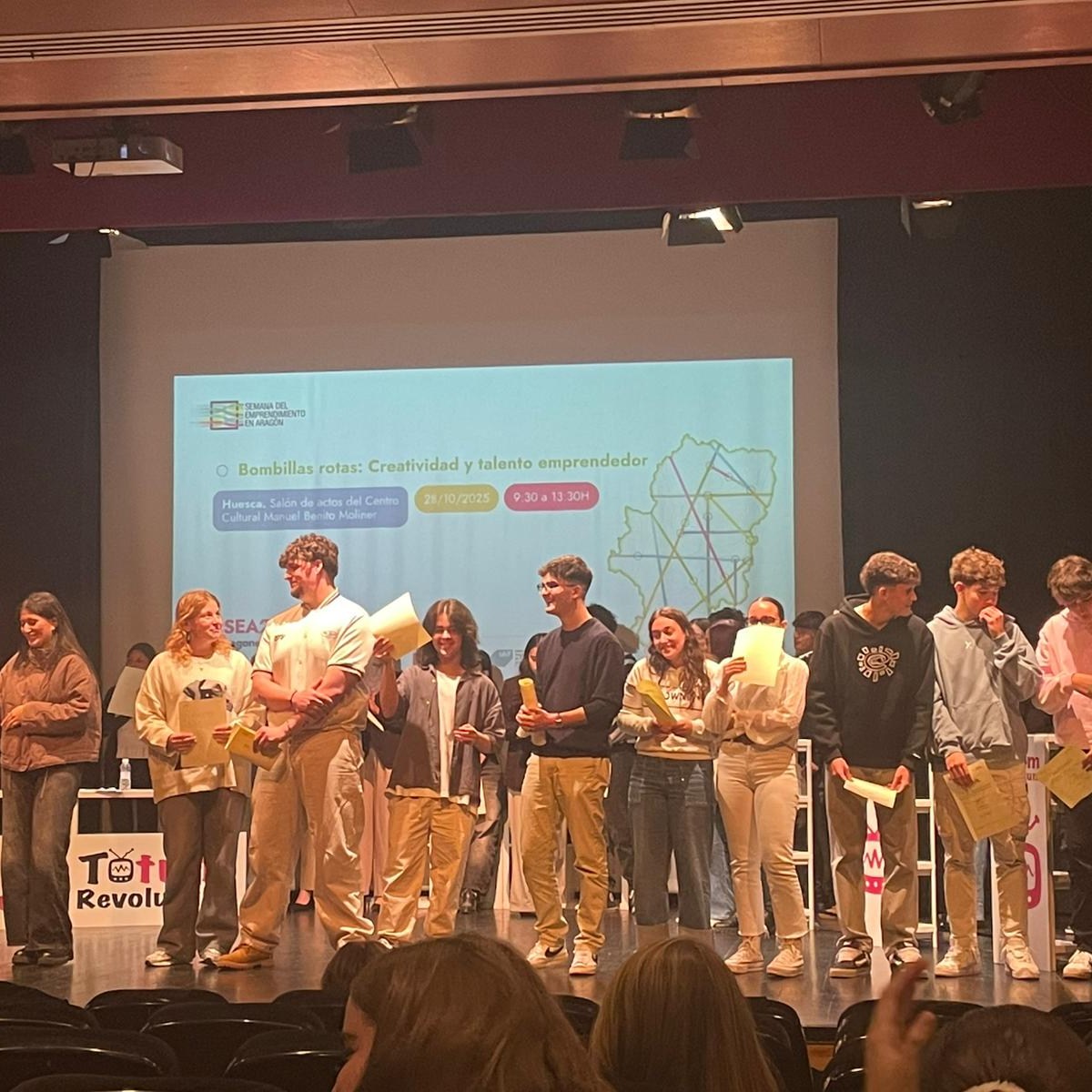 Seguimos en "Bombillas Rotas". Cuatro equipos han defendido sus ideas en la semifinal y han pasado: 
Ainoa y Carlos, CFGS en Gestión Forestal y del Medio Natural-Reforest Drone
Dana y Pablo, CFGS Integración Social-Able StepbyStep
El 13 de noviembre estaremos apoyando! A brillar!