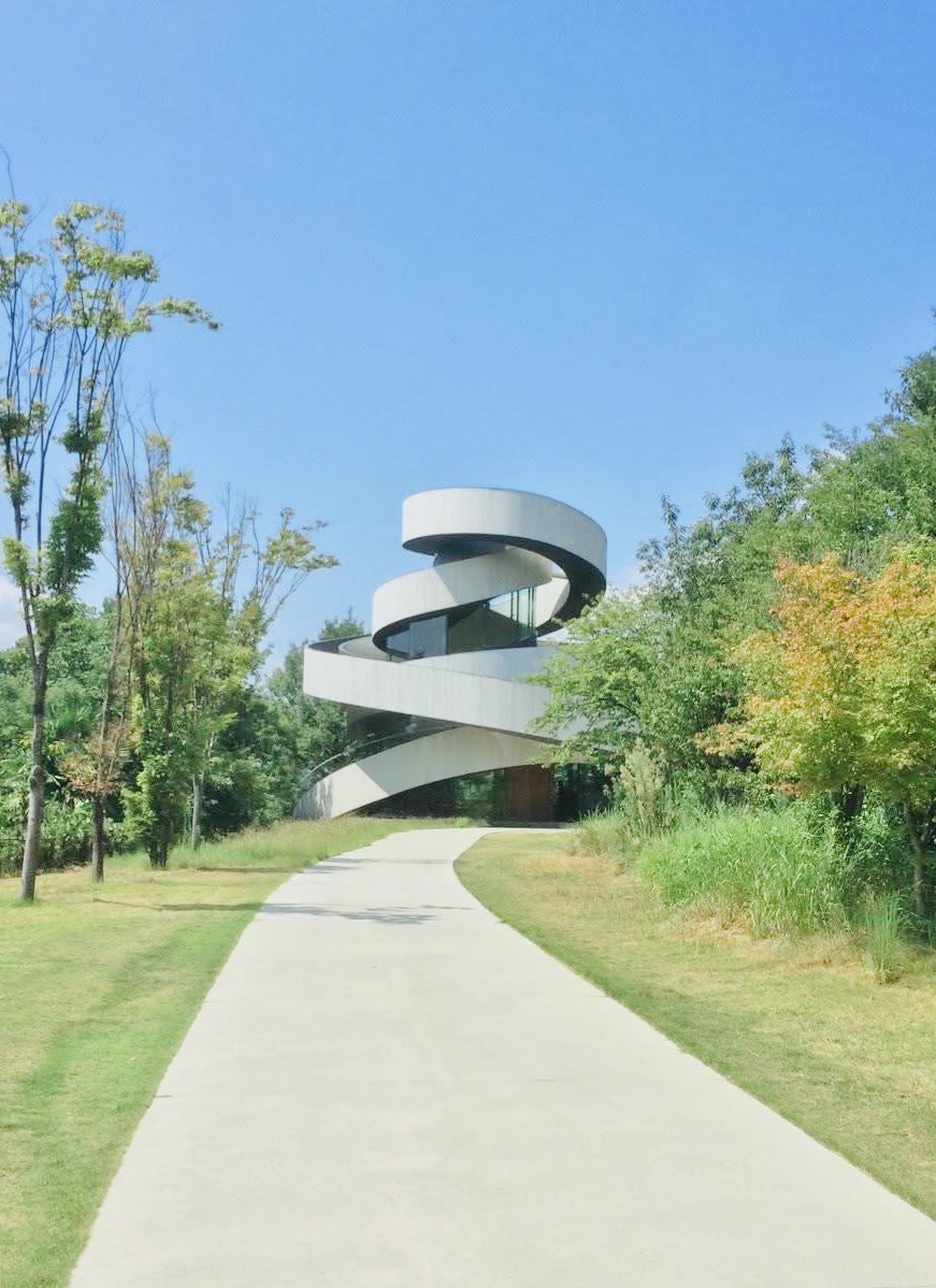 ここはめちゃくちゃ美しかった。
2人が別々の2重螺旋の階段で登って頂上で出会うという、この建築体験が持つ仕掛けがかなり良い。結婚式場に合った体験ができる建築としてかなり衝撃的やった。

「リボンチャペル」