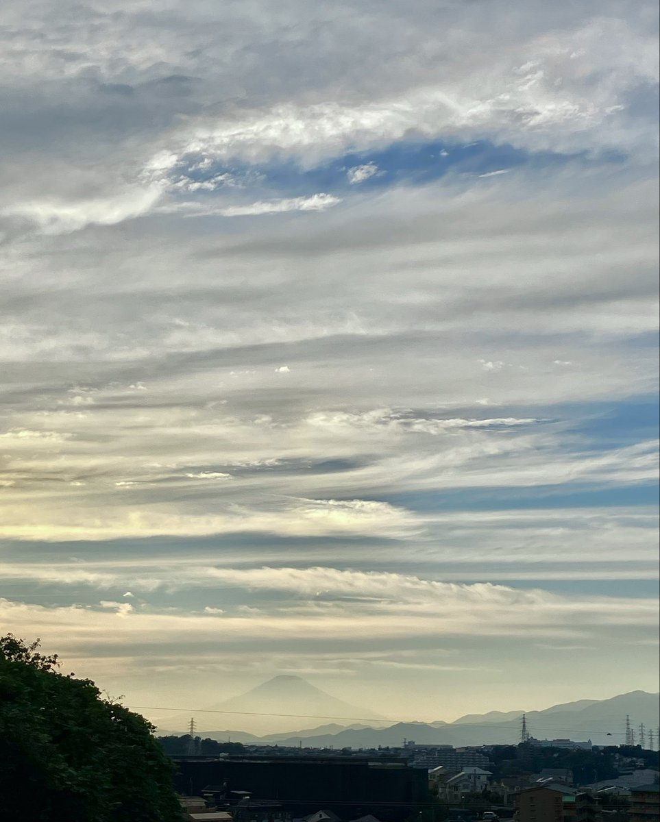 Lazward_labo's tweet photo. ラリマーのネックレスは完成
エネルギーツールでのオーダーでした

秋の空
空気が澄んで雲がきれい

うっすら見える富士山
なんだか幻想的

#ラリマー #鉱物 #クリスタル #マクラメ編み #アクセサリー #ハンドメイド #Lazward https://t.co/5jyGiRGOLV