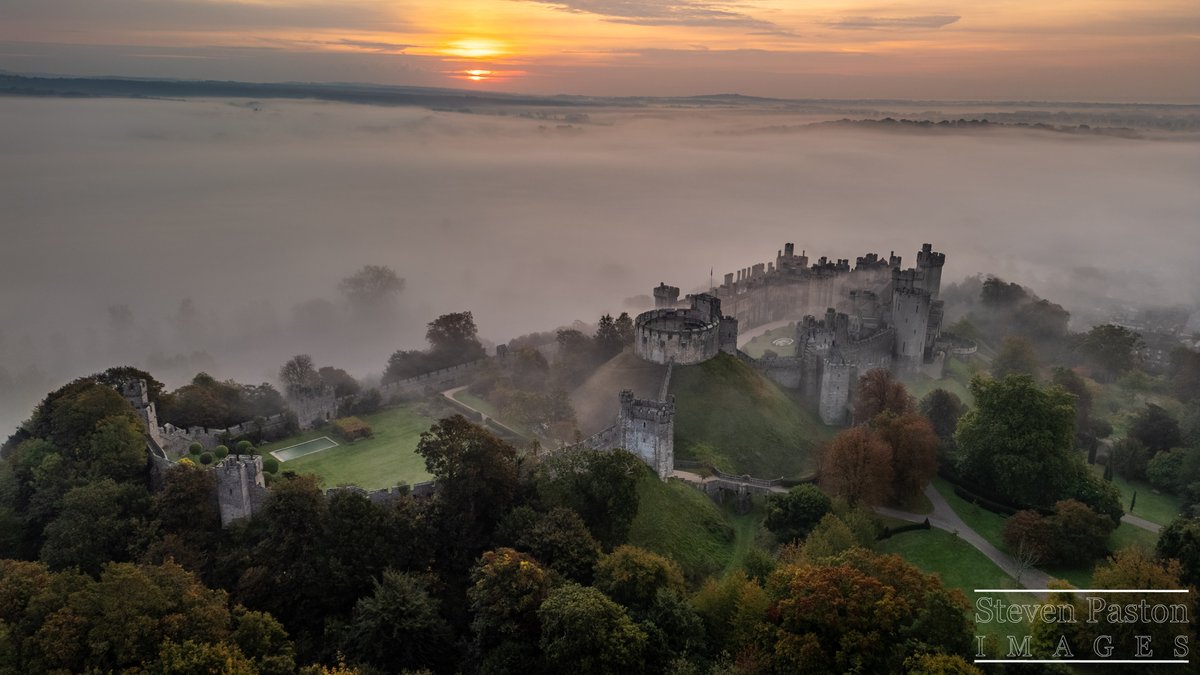 StevenPaston's tweet image. Arundel Castle surrounded by misty morning in October @DJIGlobal @StormHour @ThePhotoHour #mini3pro