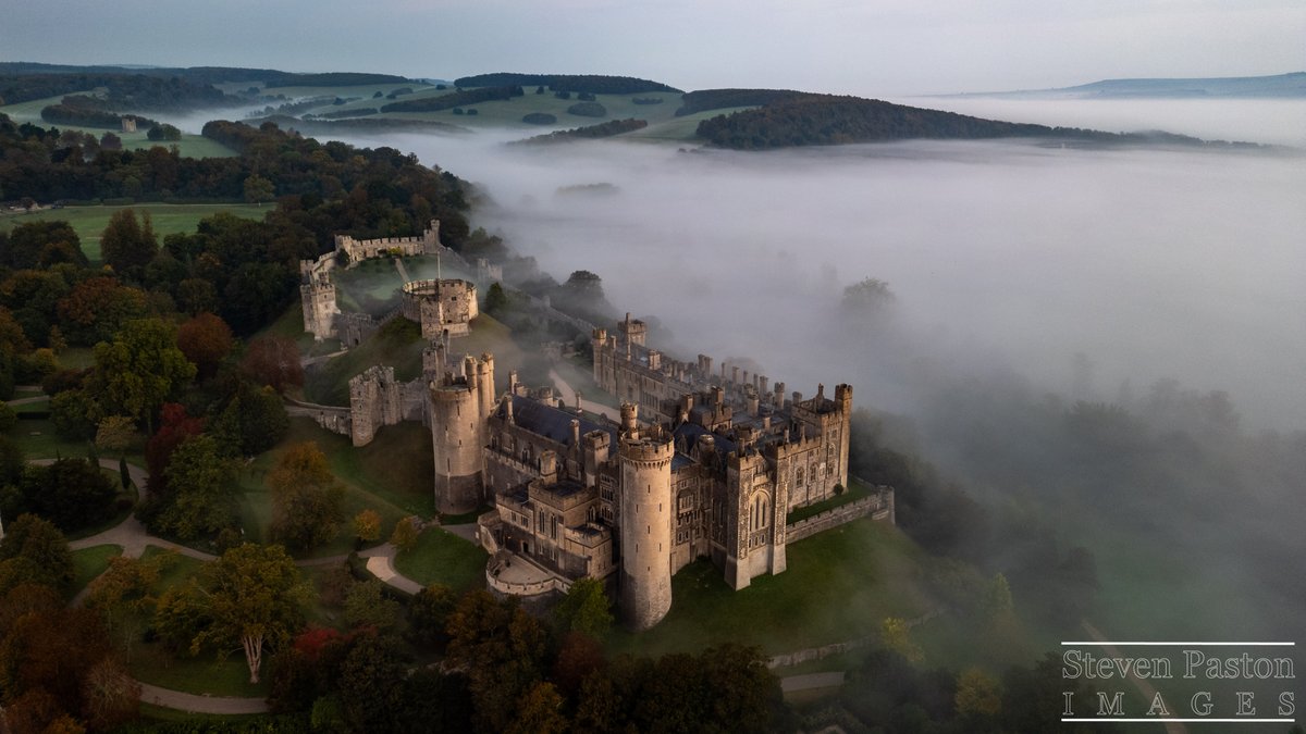 StevenPaston's tweet image. Arundel Castle surrounded by misty morning in October @DJIGlobal @StormHour @ThePhotoHour #mini3pro
