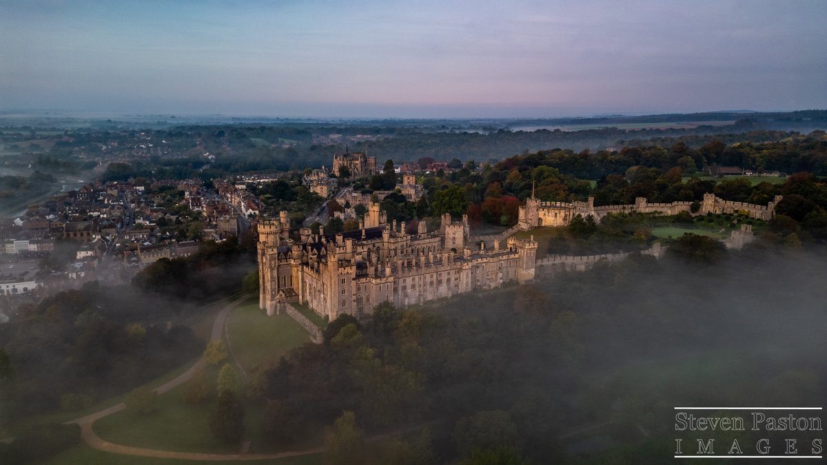 StevenPaston's tweet image. Arundel Castle surrounded by misty morning in October @DJIGlobal @StormHour @ThePhotoHour #mini3pro