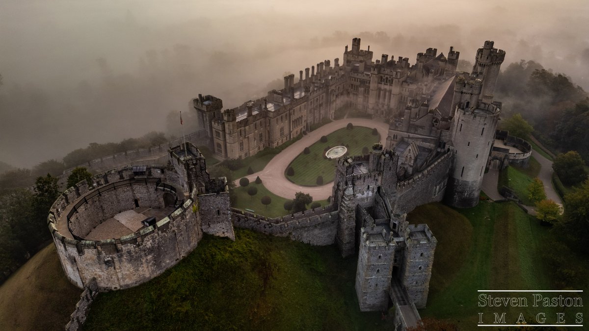 StevenPaston's tweet image. Arundel Castle surrounded by misty morning in October @DJIGlobal @StormHour @ThePhotoHour #mini3pro