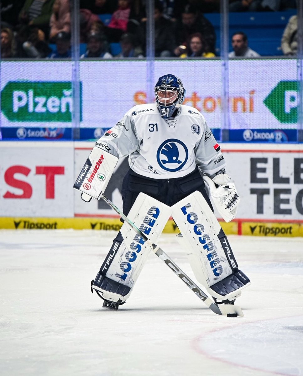 TRRHockey's tweet photo. Regarding the #narodnitym, I would have liked to see Nick Malík get a chance, given his excellent consistency with HC Plzeň over the past few seasons. Given his age (23) and his maintained high level of play, I personally expect that he will be the next goalie out of the #TELH to join Michal Postava and Šimon Zajíček in getting a contract with an NHL organisation in the not-too-distant future. ✊

#hcplzen #ceskyhokej