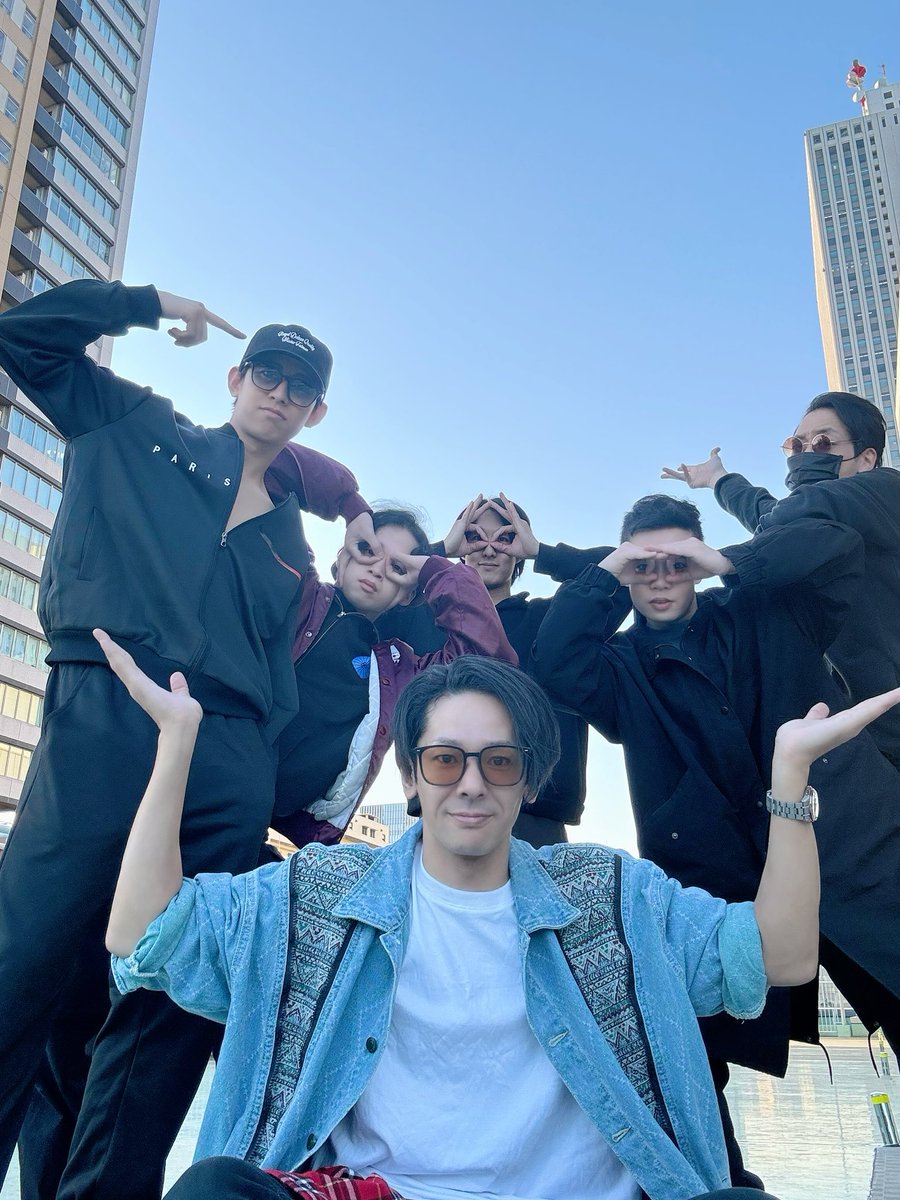 本公演7日目終演致しました。
ご来場まことにありがとうございました。

今日の大事件は座長が笑いが止まらなくなり先に進まないアクシデント🤣
舞台も袖も客席も大爆笑でした。

本日のサングラス部🕶️
サム、大城、浅田、千葉、宮下😎
3人ほど無理矢理サングラス🤣

#劇団SET 
#地球クライシスSOS