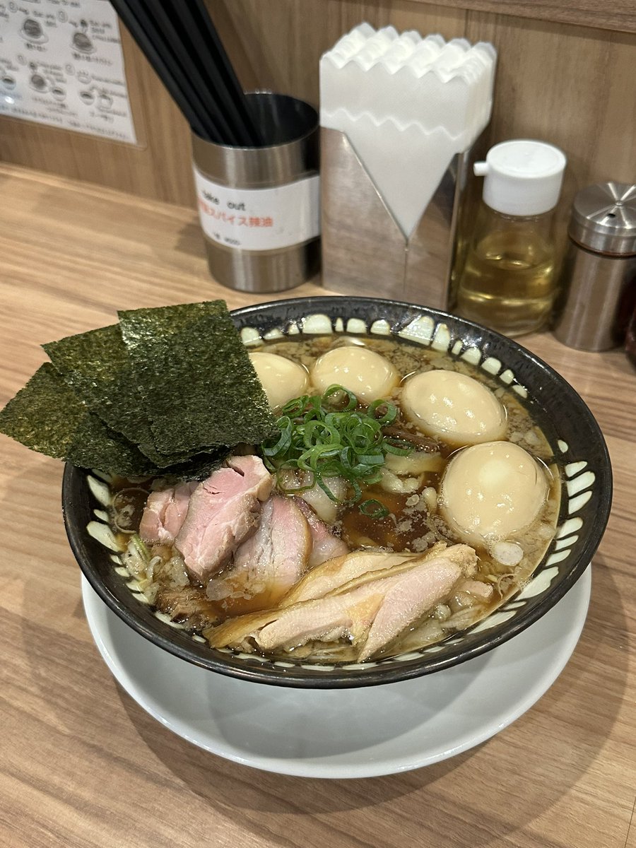 ramen_shururu's tweet photo. 📍麺処ほん田秋葉原本店@秋葉原

特製醤油
味玉トリプル
手揉み麺変更

🚶‍♂️JR山手線秋葉原駅から徒歩1分
✅「Table Check」での事前予約並び15名全飛ばし
🍜18時50分の入店着丼10分

秋葉原の名店「麺処ほん田秋葉原本店」さんへ。大行列必至の秋葉原グルメ。

結論から、胃袋に激震。

動物系先行のMIX系出汁キレとコクを兼ね備えたカエシ醤油。手揉み麺変更の長所が光る、隙のない一杯。

カスタムで味玉クワトロ。様々な一面を覗かせる燻製チャーシューの旨味。どれを取っても大満足。

極寒の東京に団欒を齎らす独創性。全身で感動を浴びる多幸感。

超超超美味しかったです。
ご馳走様でした‼️
