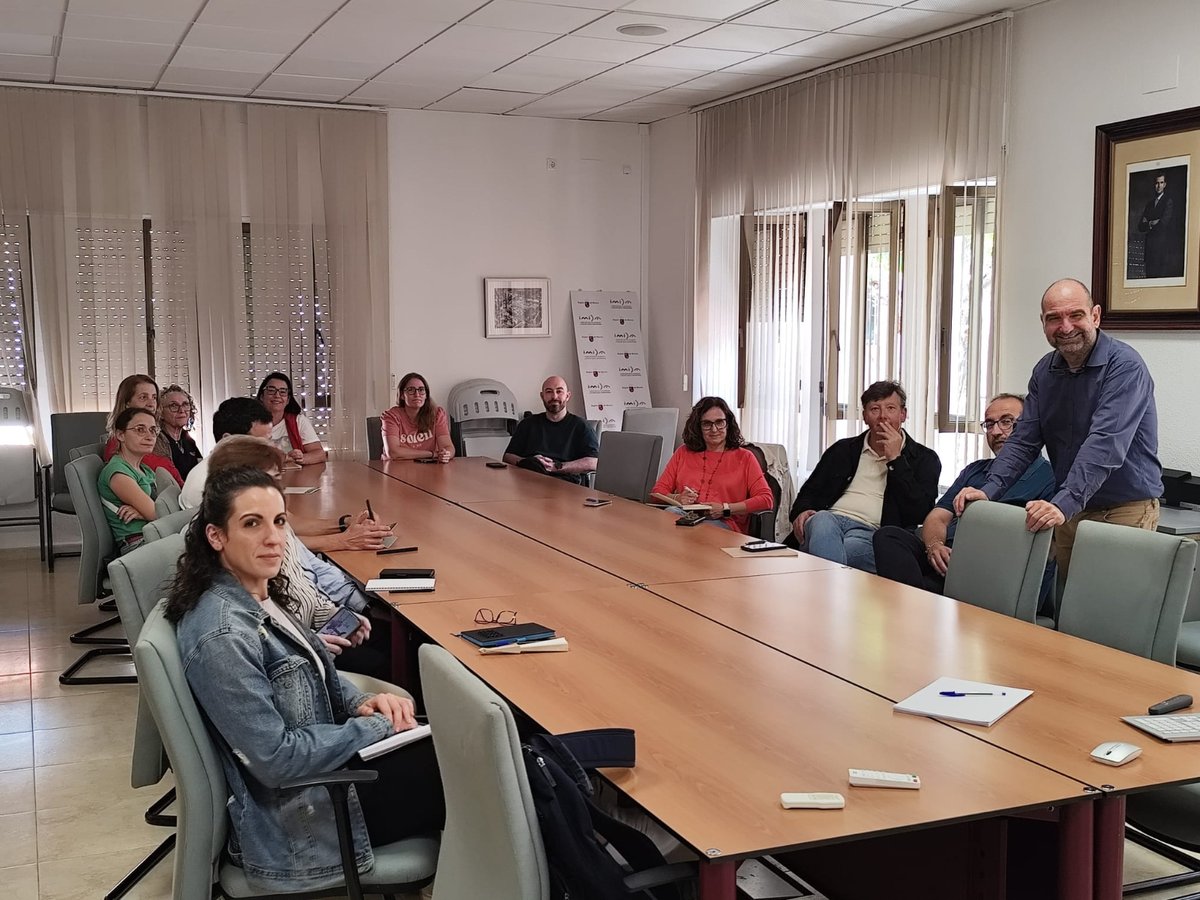 GVAivia's tweet photo. 🚗Nuestro compañero José Blasco presentó en el @imida_murcia las investigaciones de su grupo @Agroing_IVIA sobre #sensores📠 avanzados aplicados a la agricultura.🤝La visita permitió intercambiar experiencias y explorar futuras colaboraciones con los equipos del centro. https://t.co/LbmOnpqnXx