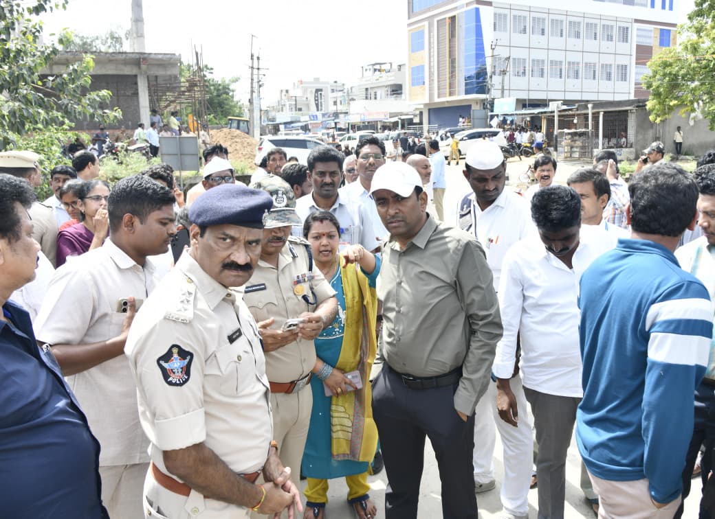 Collectorntr's tweet image. Date  : 30th Oct, 2025
Place : Penuganchiprolu

NTR District Collector Dr. G. Lakshmisha IAS, along with Vijayawada Police Commissioner Rajasekhar Babu IPS, reviewed the deployment of advanced #DroneTechnology being utilized for #RealTimeMonitoring of water levels, identifying…