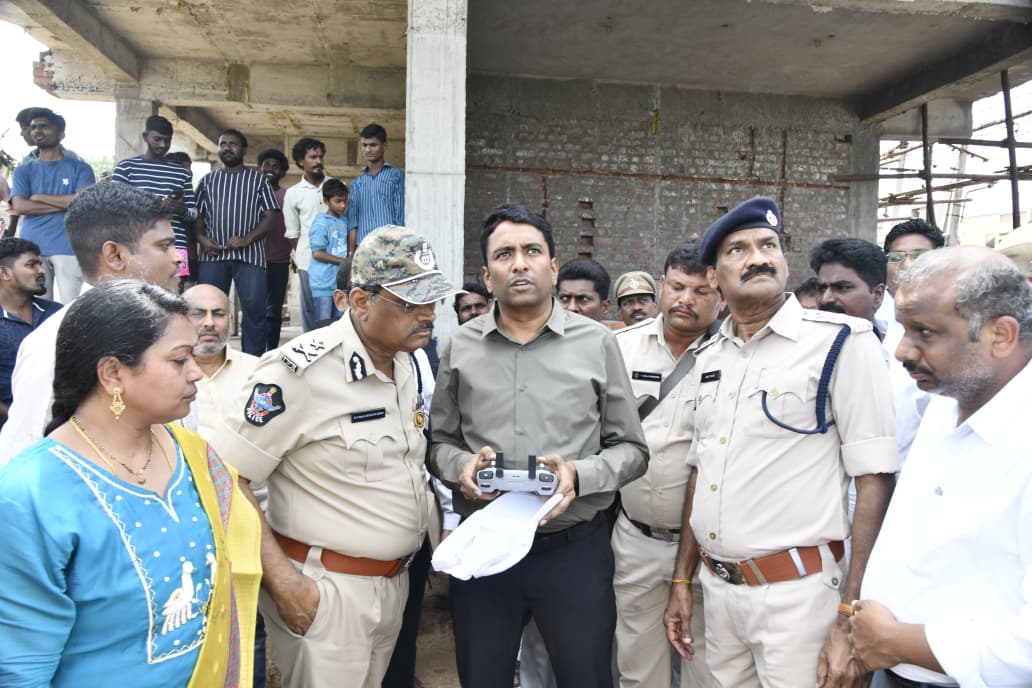 Collectorntr's tweet image. Date  : 30th Oct, 2025
Place : Penuganchiprolu

NTR District Collector Dr. G. Lakshmisha IAS, along with Vijayawada Police Commissioner Rajasekhar Babu IPS, reviewed the deployment of advanced #DroneTechnology being utilized for #RealTimeMonitoring of water levels, identifying…