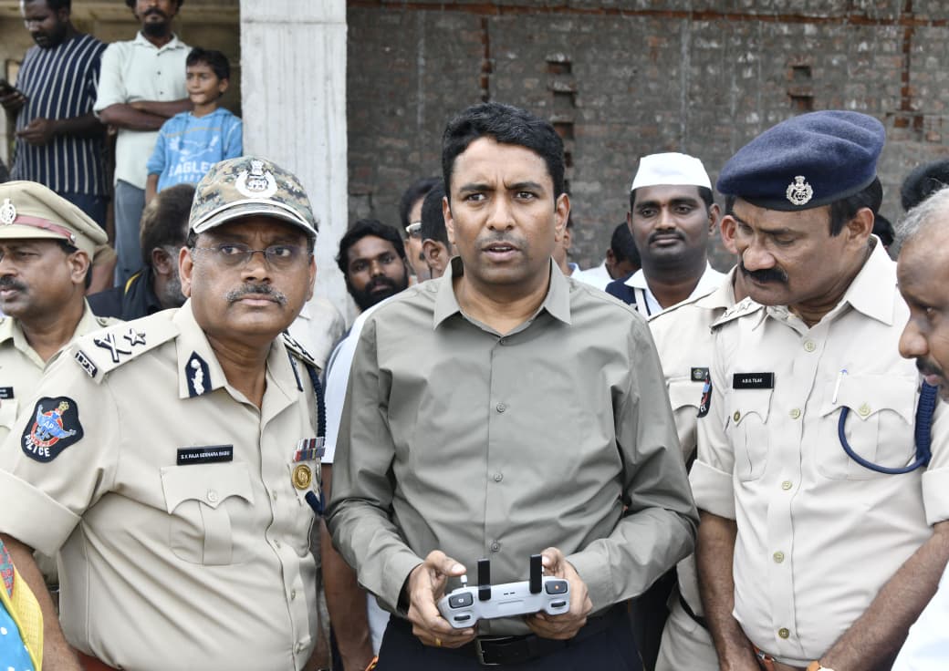 Collectorntr's tweet image. Date  : 30th Oct, 2025
Place : Penuganchiprolu

NTR District Collector Dr. G. Lakshmisha IAS, along with Vijayawada Police Commissioner Rajasekhar Babu IPS, reviewed the deployment of advanced #DroneTechnology being utilized for #RealTimeMonitoring of water levels, identifying…