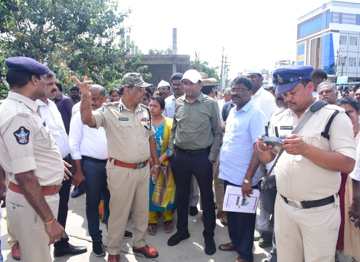 Collectorntr's tweet image. Date  : 30th Oct, 2025
Place : Penuganchiprolu

NTR District Collector Dr. G. Lakshmisha IAS, along with Vijayawada Police Commissioner Rajasekhar Babu IPS, reviewed the deployment of advanced #DroneTechnology being utilized for #RealTimeMonitoring of water levels, identifying…