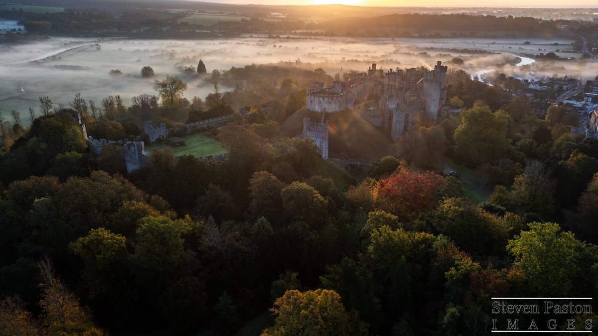 StevenPaston's tweet image. Autumn colours on the trees at Arundel Castle surrounded by misty morning in October @DJIGlobal @StormHour @ThePhotoHour #mini3pro