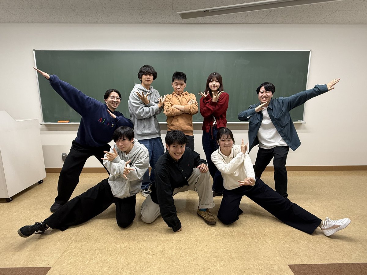 🍥役職紹介🍥 学祭をもって代交代いたしまして、 会長 長谷川(2年) 副会長 池田(2年)、安田(2年) スタッフ長 三好(2年) 外交 加藤(2年 )、菊池(2年) 企画 西澤(2年) 会計 川村(2年) となりました！！ これからもア☆テンションをよろしくお願いします🎀