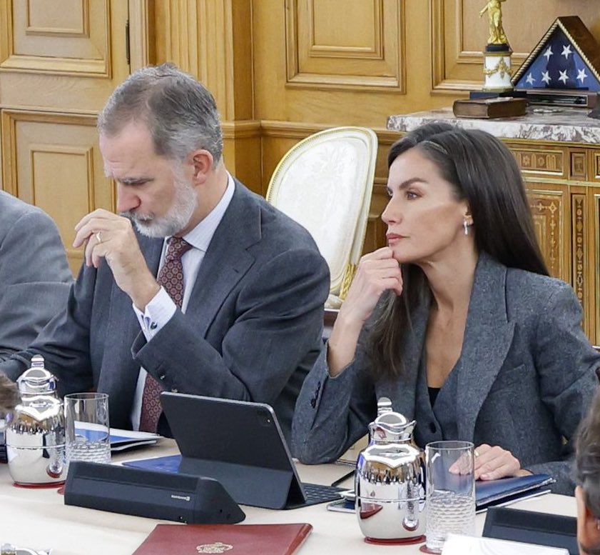 Seamos serios por un momento (aunque la ironía nos tire del brazo). Resulta que el hombre que ha escrito la definición de disgregación familiar en el diccionario de la monarquía, el adalid de la escapada fiscal y el yayo con más affaires que el Nilo tiene meandros, ahora se