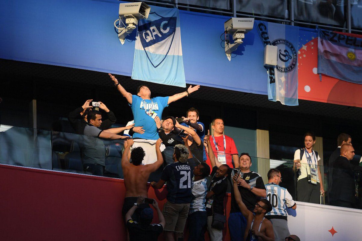 Feliz cumpleaños al cielo Diego.

Iluminanos.