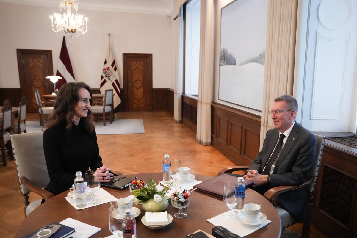 30. oktobrī Valsts prezidents <a href="/edgarsrinkevics/">Edgars Rinkēvičs</a> Rīgas pilī tikās ar tiesībsardzi <a href="/KarinaPalkova/">Karina Palkova</a>.

Vairāk informācijas:
📄president.lv/lv/jaunums/val…
📷flic.kr/s/aHBqjCz2B3
📹youtu.be/Q4wgbKsOjtI?si…