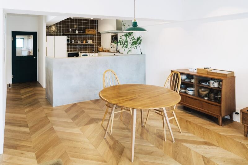 四角？丸？ダイニングテーブルの形選び｜2人暮らしに使いやすいタイプとは｜by karibana（カリバナ）
karimoku.co.jp/blog2/karibana…

ダイニングテーブルを選ぶ際、サイズを重視しがちですが、形にも注目してみましょう。