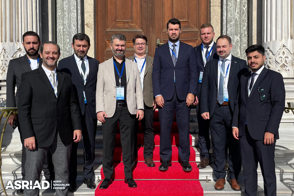 asriadgm's tweet photo. ASRİAD, 18. Verona Eurasian Ekonomi Forumu'nda...

"Yeni Ekonomik Gerçekler için Yeni Enerji" konulu 18. Verona Eurasian Ekonomi Forumu, 30-31 Ekim tarihlerinde Çırağan Palace'da gerçekleştiriliyor.

Türkiye-Rusya ve İtalya'nın katılımlarıyla düzenlenen "Yeni Ekonomik Gerçekler için Yeni Enerji" konulu 18. Verona Eurasian Ekonomi Forumu'nda; Enerji ve Tabii Kaynaklar Bakanı Alparslan Bayraktar, Kültür ve Turizm Bakanı Mehmet Nuri Ersoy'un yanı sıra Rusya ve İtalya'nın üst düzey bürokratları yer alıyor.

Foruma ASRİAD adına; Kurumsal İlişkiler ve Tanıtımdan Sorumlu Genel Başkan Yardımcısı Muhammed Nedim Yumakgil, Dış İlişkilerden Sorumlu Genel Başkan Yardımcısı Yusuf Bilgin, Sektörel Yapılanmadan Sorumlu Genel Başkan Yardımcısı Fatih Büyükbakkal, Dijital Ekonomiden Sorumlu Genel Başkan Yardımcısı Fatih Demir, Genel Sekreter M. Fatih Uğur, Genç ASRİAD Başkanı Arif Tavusbay ve ASRİAD üyesi iş insanları katıldı.

#verona #ekonomicforum #eurasian #öncenitelik

Ayrıntı:
https://t.co/51AYa5vNyf