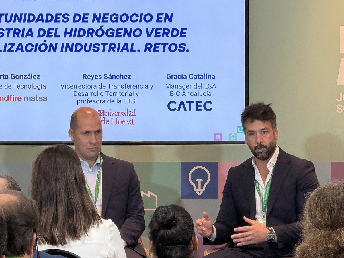 cadehuelva's tweet photo. 🔴 Mesa 1 en #HuelvaEvolution 
Debate clave sobre "Oportunidades de Negocio en la Industria del #HidrogenoVerde #DigitalizaciónIndustrial"
Con un panel de lujo: AIQBE, Sandfire Matsa, la @UniHuelva y CATEC (ESA BIC Andalusia)
Analizando los retos del futuro industrial de #Huelva https://t.co/rtz4hnjWIT