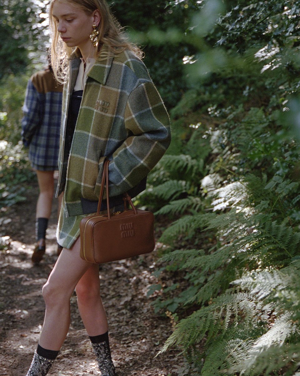 miumiu_japan's tweet image. 90年代のメンズウェアに着想を得たクラシックなチェックに溶け込むソフトな色合いが、#ミュウミュウ のワードローブに個性を吹き込みます。

アイコンバッグ「ボー」をはじめ、最新コレクションをご覧ください。

tinyurl.com/ybdnnjda (cont) ms.spr.ly/l/6013tDmbc