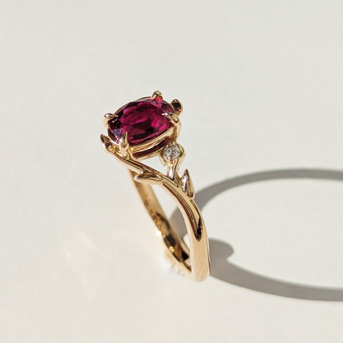 Mamiko__K's tweet image. Ruby with diamonds ring💍
クラシカルな雰囲気を取り入れたデザイン。ルビーの赤色とイエローゴールドの枝葉のモチーフがとっても合っていて品のあるリングに仕上がりました。
#ruby #rings #gold #k18 #Pethica #pethicajewelry