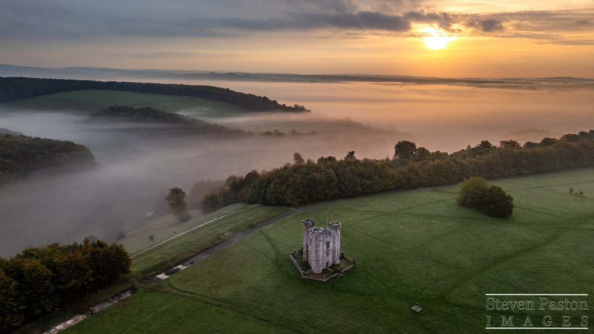 StevenPaston's tweet image. Hiorne Tower at Arundel park surrounded by misty morning in October @DJIGlobal @StormHour @ThePhotoHour #mini3pro