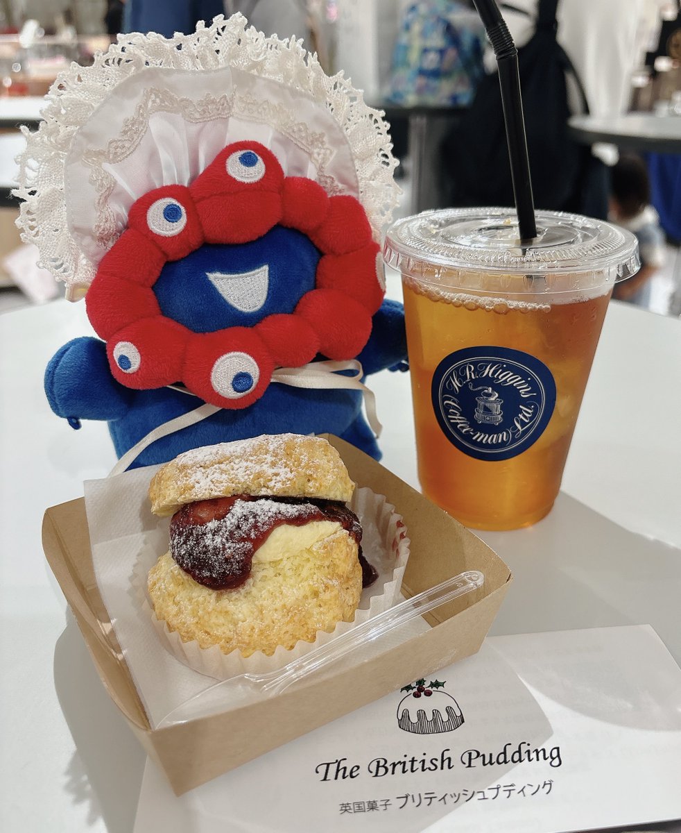 伊勢丹の英国展行ってきた〜🇬🇧
H.R.ヒギンスのブルーレディーと、ブリティッシュプディングのヴィクトリアスコーン！行列はラッフルズが最大手でした〜