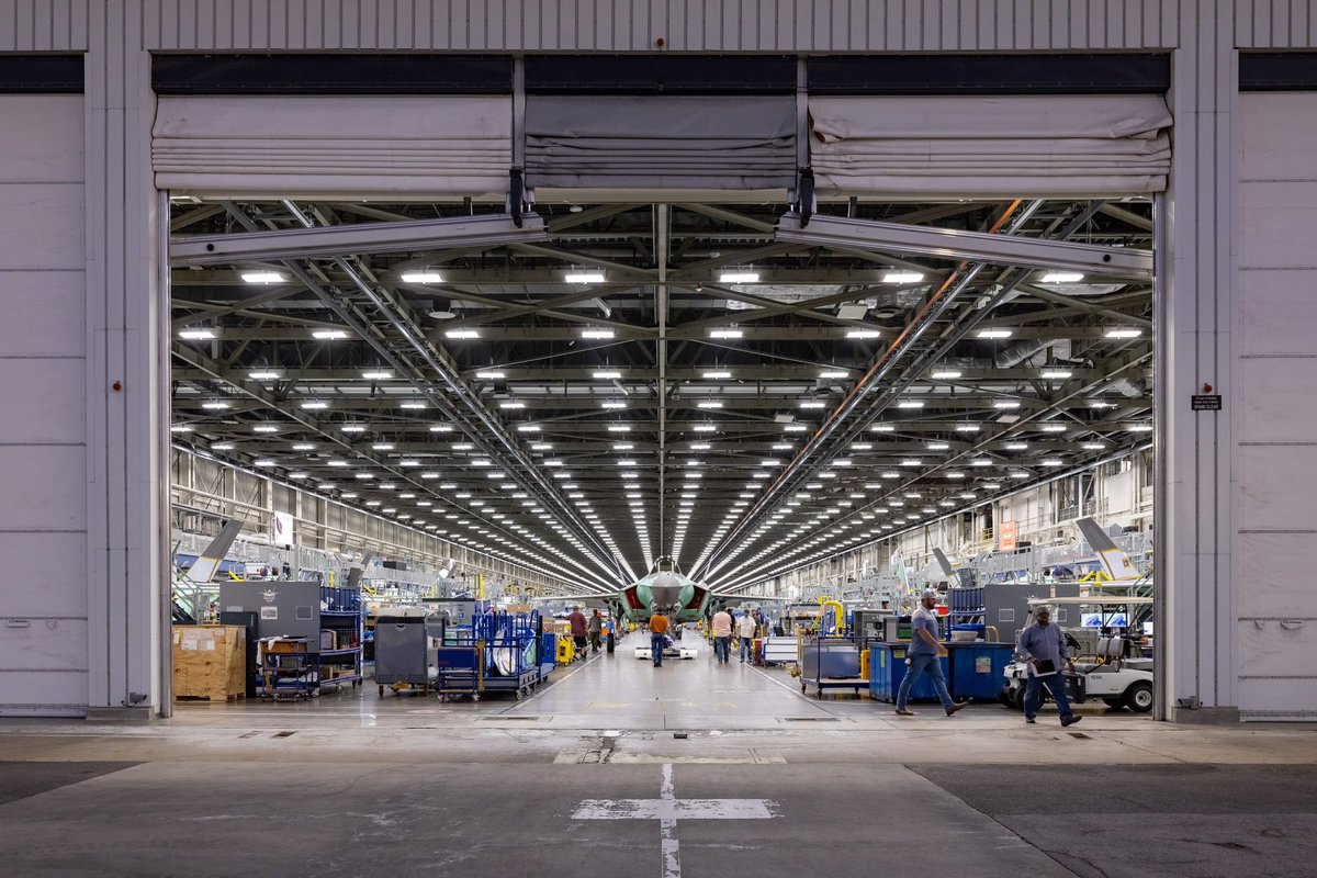 FinnishAirForce's tweet image. In October, Finland&apos;s first F-35A multi-role fighter, #JF501, completed its final assembly at @LockheedMartin’s factory in Fort Worth, Texas, and is now ready for painting and coating. 

📷 Lockheed Martin / Chris Hanoch

#ilmavoimat #F35programme #F35 @thef35