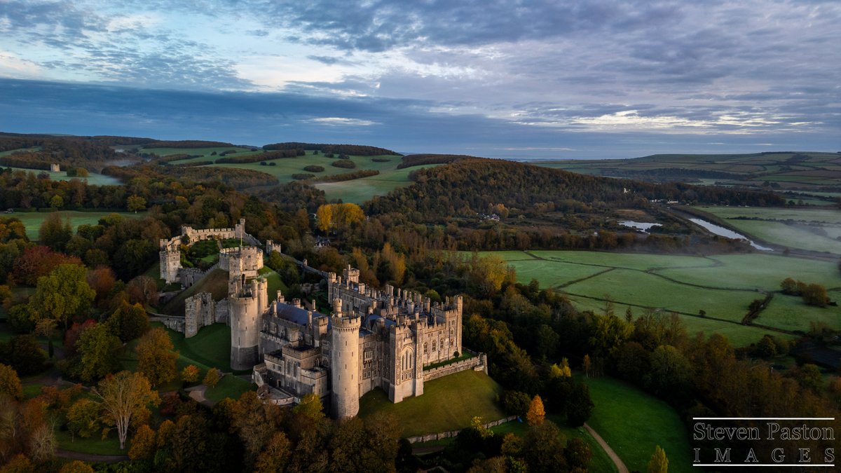 StevenPaston's tweet image. Autumn colours on the trees at Arundel Castle surrounded by misty morning in October @DJIGlobal @StormHour @ThePhotoHour #mini3pro