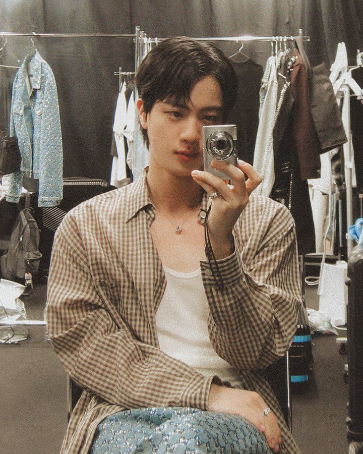 RT OR REPLY 

I’m voting #Jin for the #2025MAMAVOTE