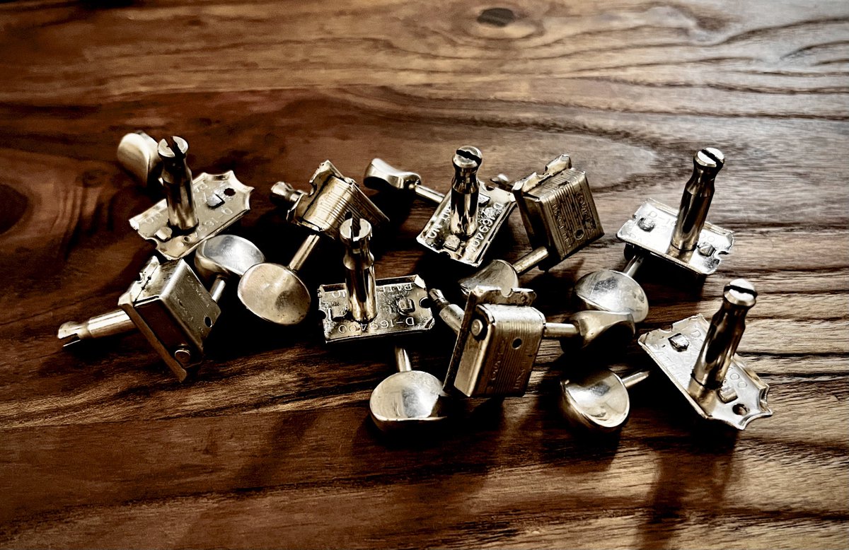 nnliquid's tweet image. 運良く60年代のKlusonペグもたくさん入手できた。当時のストラトとかテレキャスに使われていたやつ。今とは違ってポストやギアが真鍮製なので音が変わるらしい