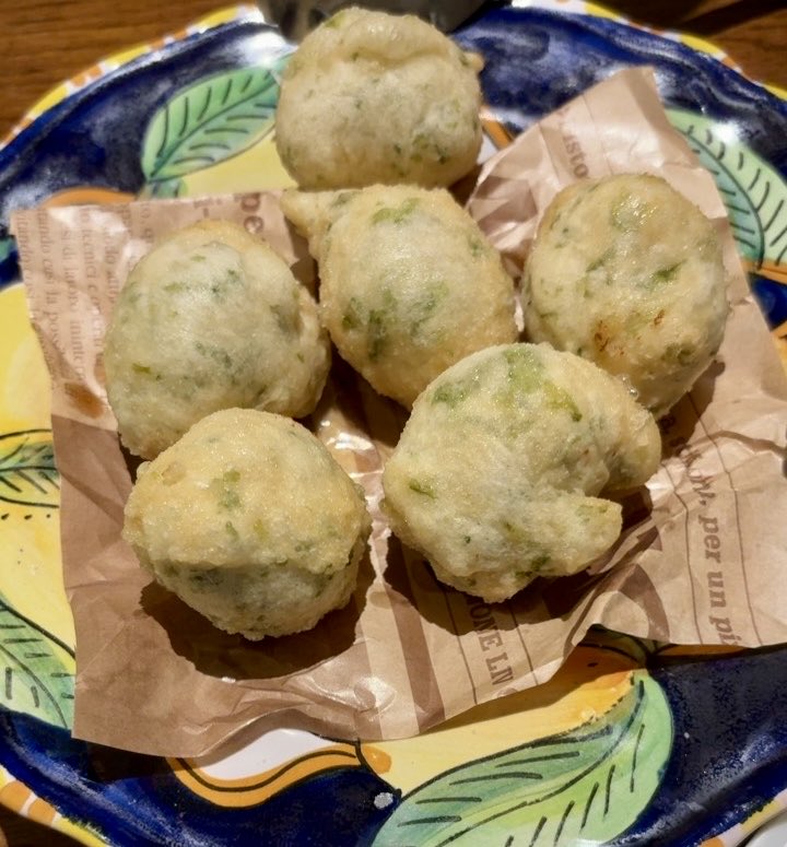 ピザ店へ👣
こちらのお店はイタリアから船便で運ばれた薪窯を使用🇮🇹🛳️
そんな窯で焼かれたピザに野菜に自家製ソーセージ🍕🫑🥓
なんだかイタリアにいる気分🤭