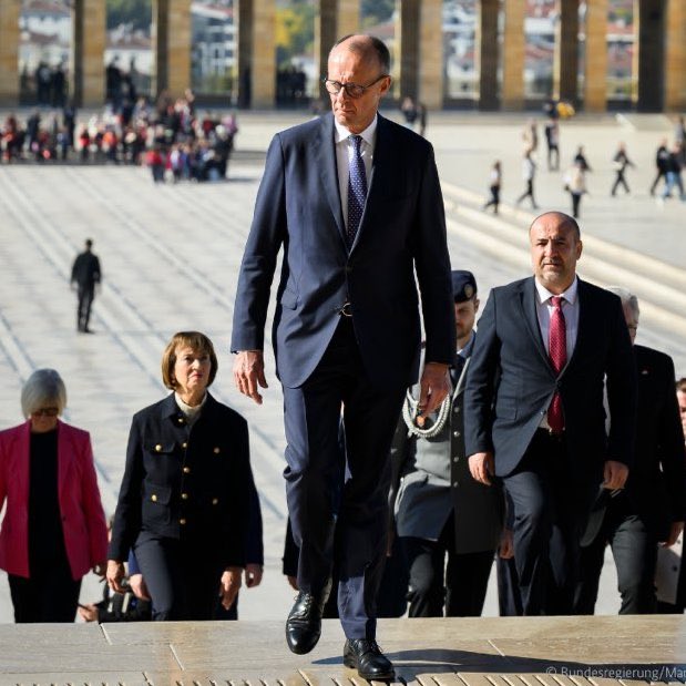 Anıtkabir'i ziyaret eden Almanya Başbakanı Merz:

"Mustafa Kemal Atatürk, 100 yıl önce Türkiye Cumhuriyeti'ni kurarak yeni bir dönemin kapılarını aralamıştır.

Bir devlet adamı ve vizyoner olarak ülkesini Avrupa'nın idealleriyle buluşturmuş, onu modern çağın yoluna taşımıştır."