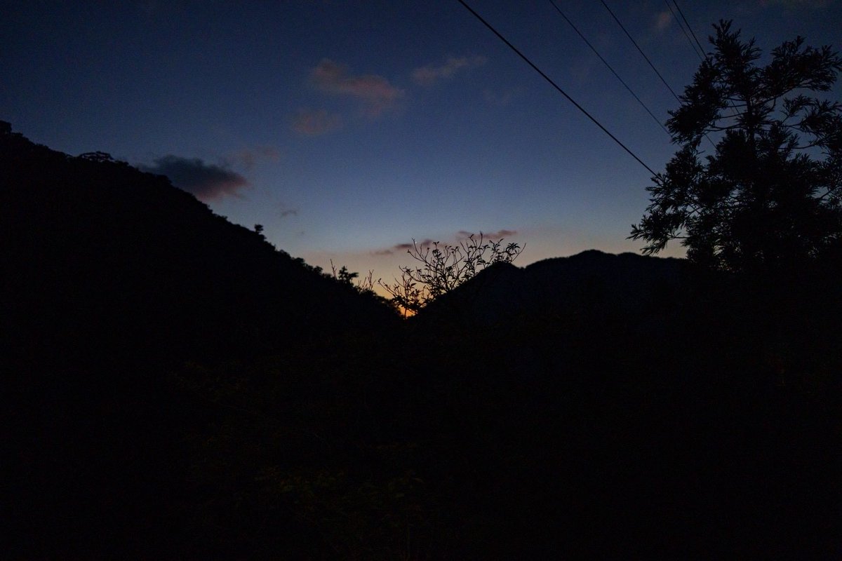 NeugiERIN's tweet photo. 先日屋久島を訪れて、11時間のトレッキングをしてきました🥾
縄文杉はもちろん、早朝の空が明るくなり始める瞬間や、道中トロッコ道に差し込む太陽の光、底まで透き通った川の流れる音、植物の上できらきらと輝く雨粒、樹木や石を覆う苔たち…
すべての自然が本当に美しかった。 https://t.co/ztiTsJJx8q