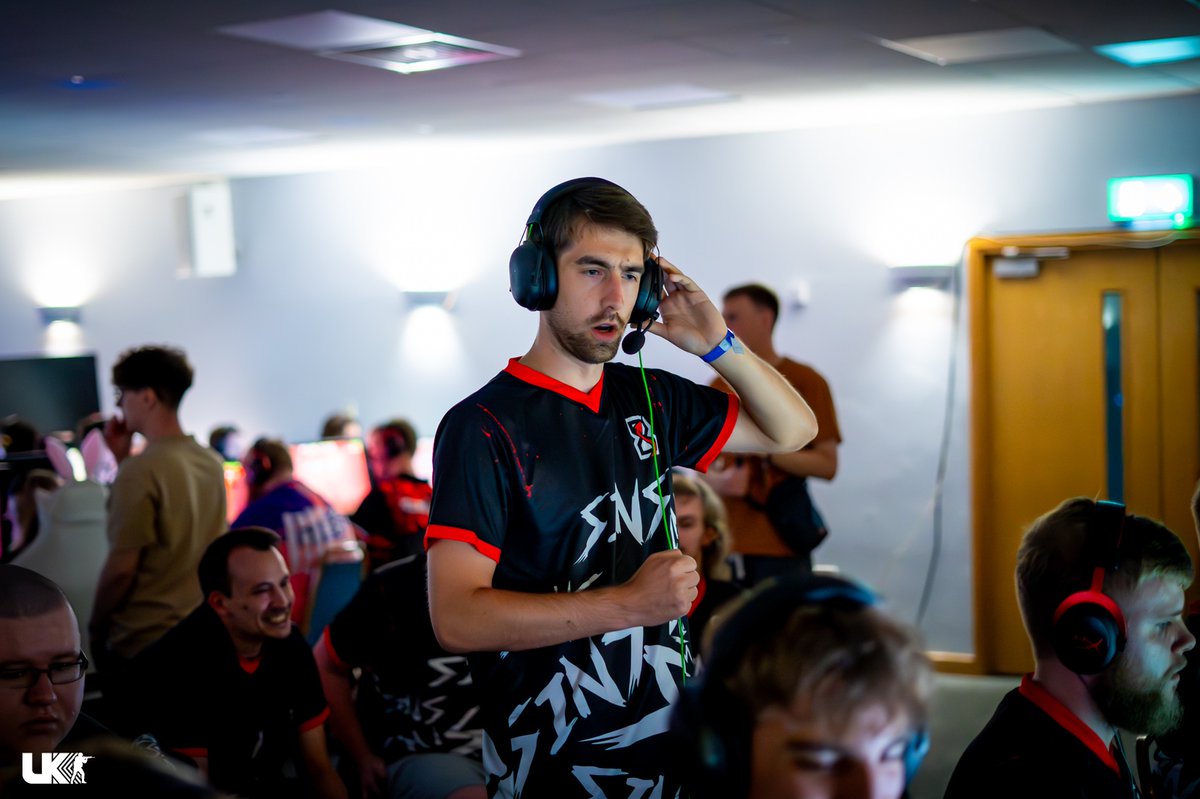 RupertHoop's tweet image. October 25&apos; summary  

🏑 4 x floorball training/game 
💪 6 x Gym/Indoor running 

Got more consistent at the end of the month.
Sleep score: 70 (+1) 

Time to go to another LAN event today, epic 46, worked hard last weeks. Let&apos;s go. 🙏

Picture: Epic lan 45 (8sins)