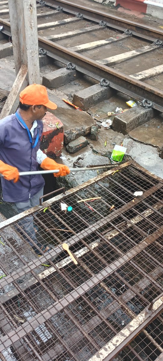 srdenhmsc's tweet photo. Amidst yesterday’s heavy rainfall, drainage between tracks was cleaned to prevent waterlogging and maintain safety. 
#Kazipet https://t.co/0AvgdVh3l0