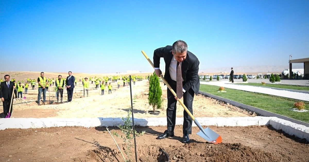 PeregrafNews's tweet image. KRG PM @masrourbarzani plants the first tree of the #Erbil Green Belt — a project to plant 7 million #olive &amp;amp; #pistachio trees around the city, creating cleaner air, jobs &amp;amp; a greener future. #Kurdistan

More: peregraf.com/en/news/10076
