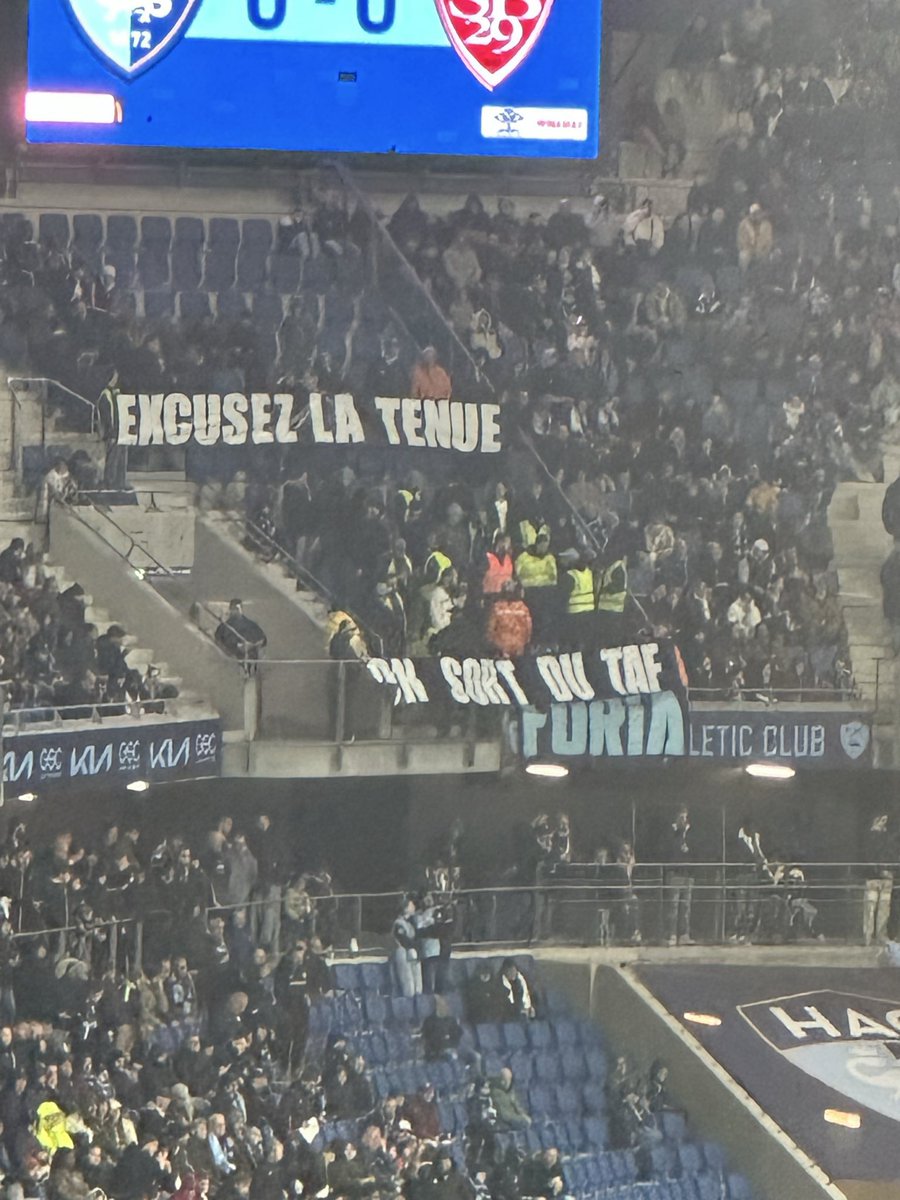 ActuFoot_'s tweet image. 😭 𝗟𝗔 𝗕𝗔𝗡𝗗𝗘𝗥𝗢𝗟𝗘 𝗗𝗘𝗦 𝗦𝗨𝗣𝗣𝗢𝗥𝗧𝗘𝗥𝗦 𝗛𝗔𝗩𝗥𝗔𝗜𝗦 𝗛𝗜𝗘𝗥 𝗦𝗢𝗜𝗥

« Excusez la tenue, on sort du taf » 🤣

📸 @LHMartinLH