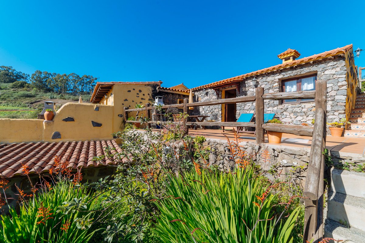 Entre senderos que invitan a perderse, #CasaRuralDoramas es un refugio donde el tiempo se detiene 🍃

Sostenible, acogedora y con alma canaria, es el lugar perfecto para reconectar con la naturaleza 🌄

Reserva aquí 👉 bit.ly/3IYn24k

#GCNaturalandActive #GranCanaria