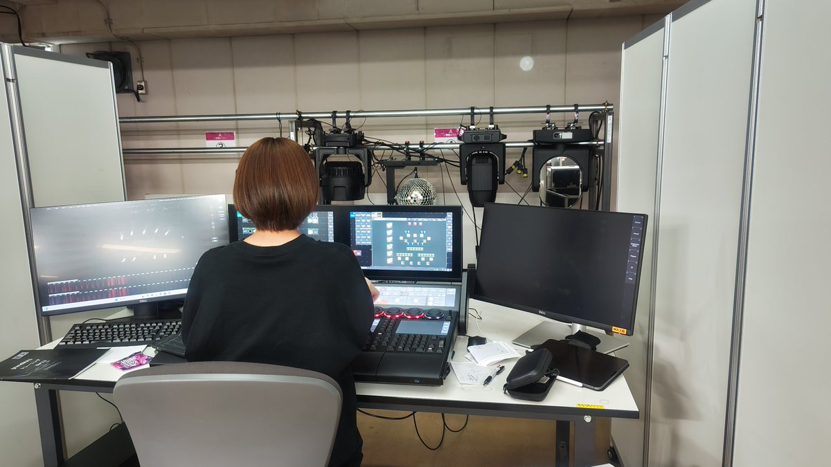 inc_engineer_2's tweet image. MTCの打ち込みが始まりました。
今回は勉強を兼ねてMA3モードでやってみるみたいです。
隣でも過去イチ大変そうなFollow-Me現場のセットアップ中。
他にも3件ほど打ち込みをしています。
色々重なって、社内はドタバタしてますね。