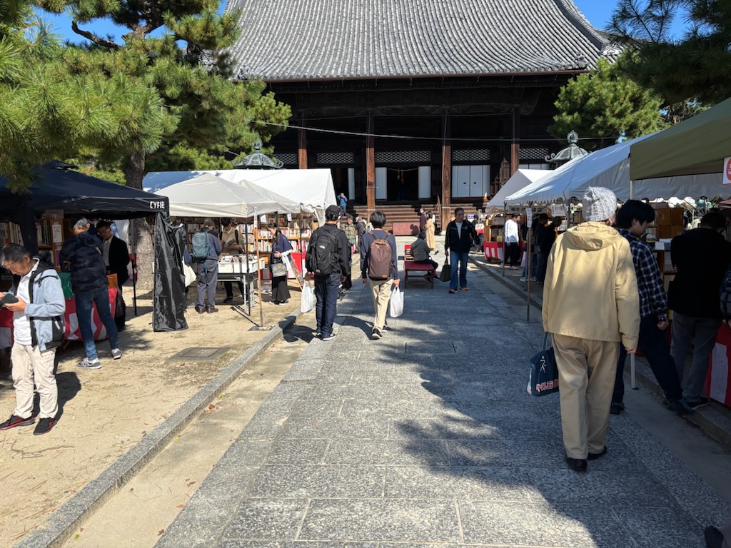 koshoken's tweet image. 第49回秋の古本まつり初日、想像以上の晴天の下無事に開催、終了いたしました。たくさんのお客様のご来場、お買上に心より感謝いたします。明日は雨予報ですが、今のところ通常通りに開催いたします。新ネタ山盛あります。是非ご来場ください。