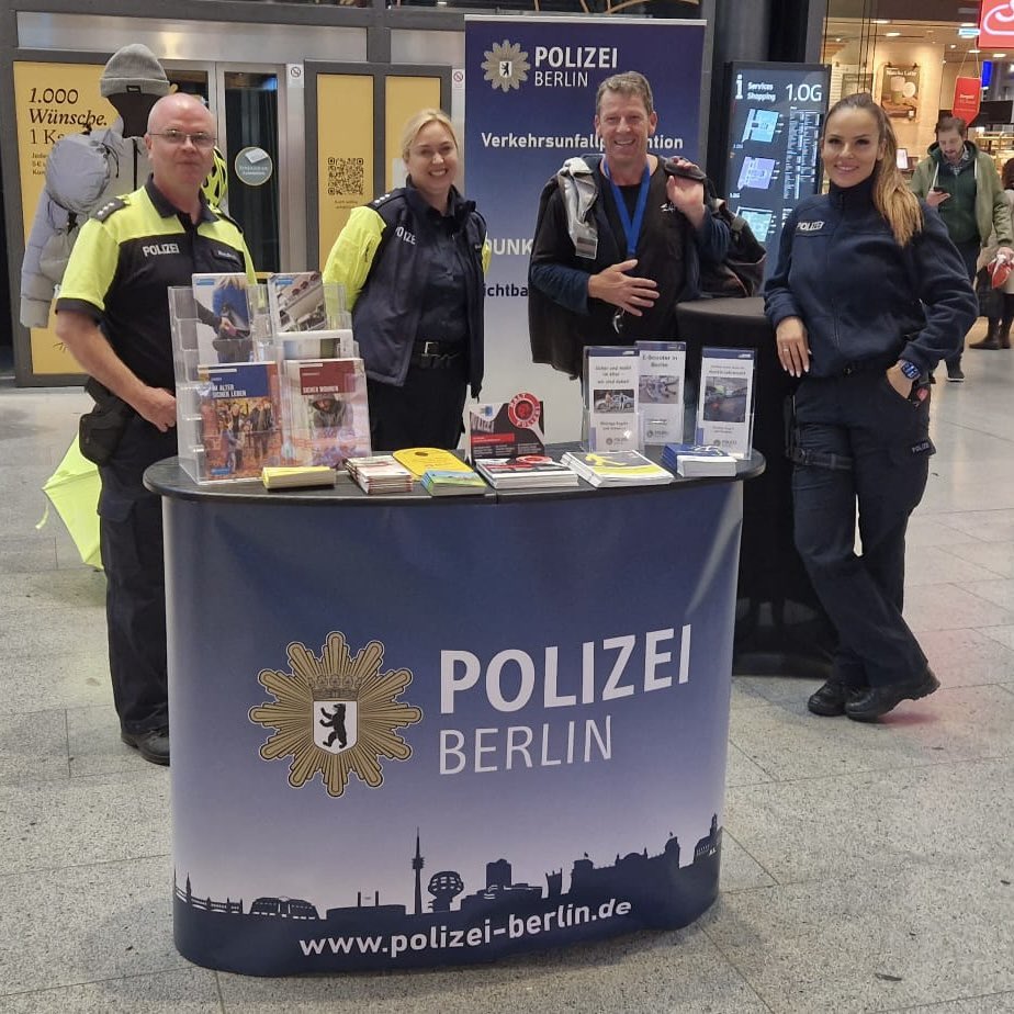 PolizeiBerlin_P's tweet image. Dunkle Jahreszeit 🤝 unsere Präventionsteams vom #A11 und #A12. 

Bis 14 Uhr sind unsere Profis in den Hallen am Borsigturm für Sie im Einsatz. 
Im Fokus: 
💡richtige Kleidung in der Dunkelheit 💡
^tsm