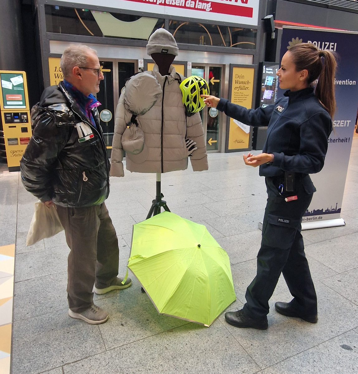 PolizeiBerlin_P's tweet image. Dunkle Jahreszeit 🤝 unsere Präventionsteams vom #A11 und #A12. 

Bis 14 Uhr sind unsere Profis in den Hallen am Borsigturm für Sie im Einsatz. 
Im Fokus: 
💡richtige Kleidung in der Dunkelheit 💡
^tsm